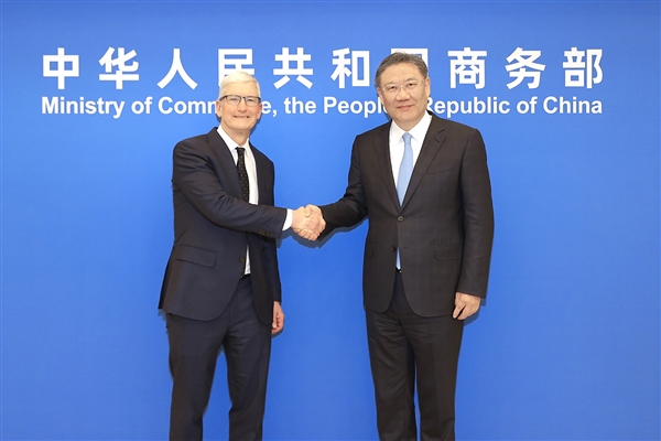 蘋果CEO庫克現身北京：女子拿出華為手機合影