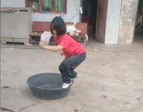 貴州10歲女孩展示輕功：平衡能力令人驚嘆